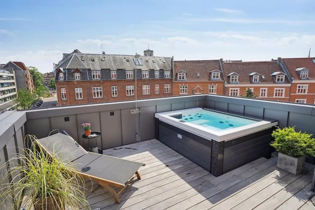 Byhus Midt I Byen M Tagterrasse Appartement Århus